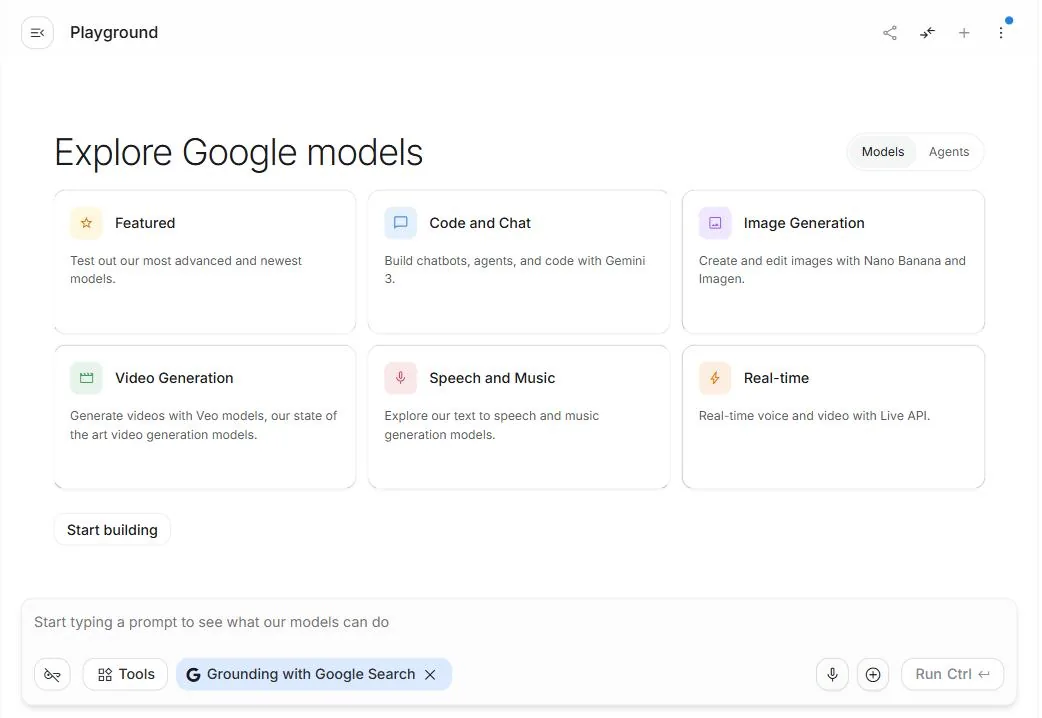 Google AI Studio 中間工作區：六大模式卡與 prompt 輸入框，含 Tools 與 Grounding